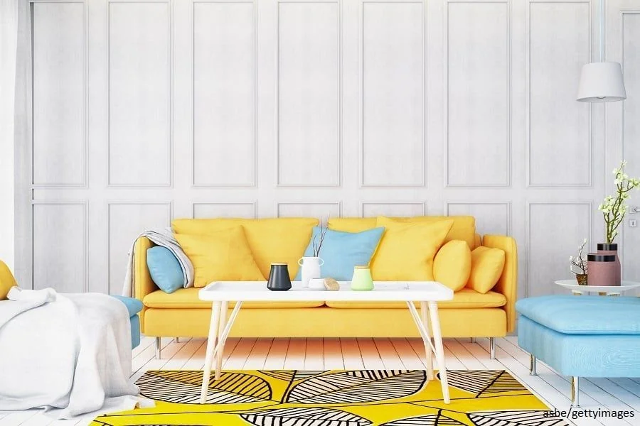 Wohnzimmer mit gelbem Sofa.